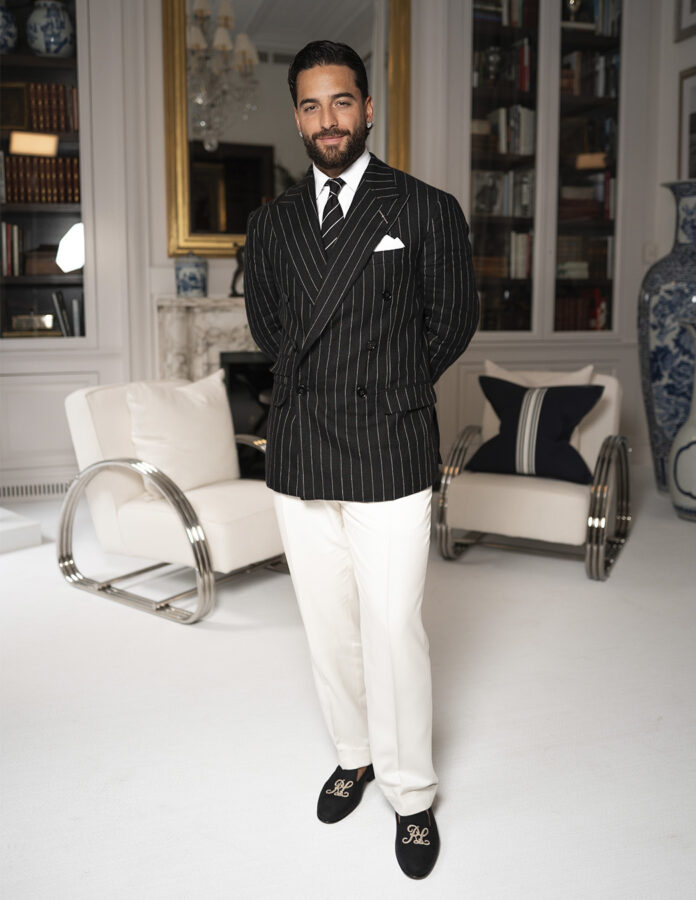 Maluma de pie en un salón clásico durante su paso por el desfile de Ralph Lauren Primavera 2027