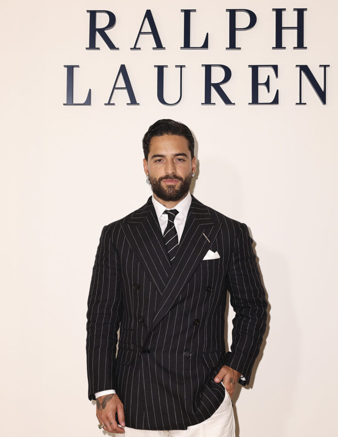 Plano medio de Maluma con chaqueta de raya diplomática en el desfile de Ralph Lauren en Milán