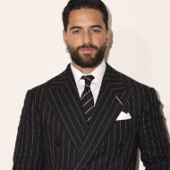 Maluma roba todas las miradas en el desfile de Ralph Lauren en Milán con un impecable traje de raya diplomática Retrato de Maluma con traje de raya diplomática y corbata negra en el desfile de Ralph Lauren