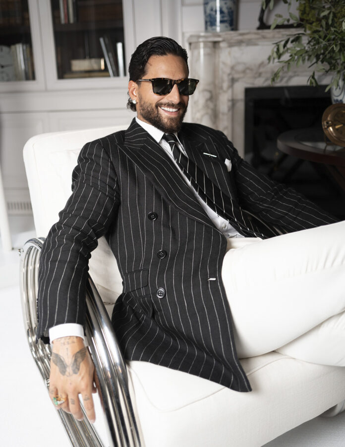 El pisacorbatas dorado y el pañuelo blanco remataron el look de Maluma para Ralph Lauren. Crédito de imagen: cortesía de Ralph Lauren.