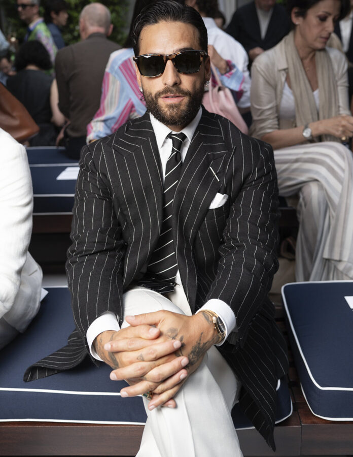 Maluma sentado en el front row del desfile de Ralph Lauren durante la Semana de la Moda de Milán