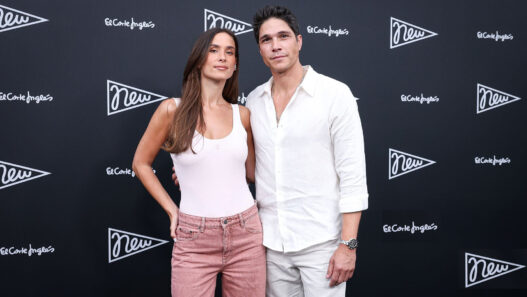 María Pombo y Pablo Castellanos posan en el photocall de la fiesta New de El Corte Inglés