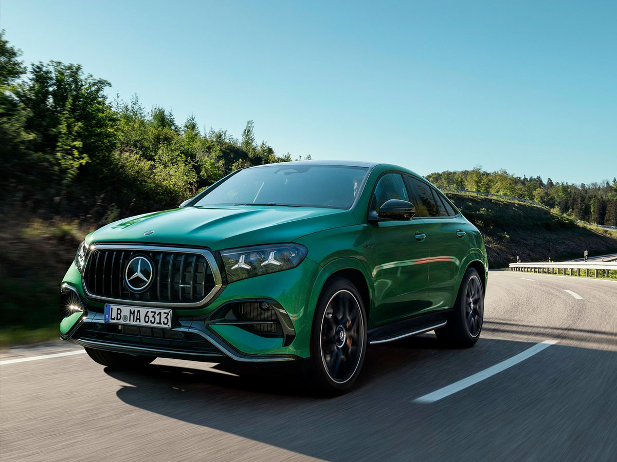 Mercedes V8 biturbo del GLE 63 verde circulando por carretera