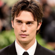 Nicholas Galitzine lo ha vuelto a hacer: estos 3 looks de verano son exactamente lo que queremos llevar en 2026 Nicholas Galitzine vestido de traje