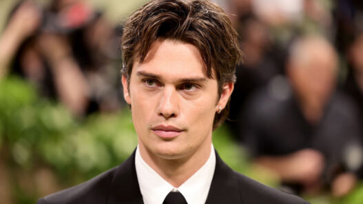 Nicholas Galitzine vestido de traje