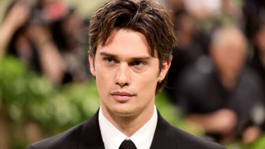 Nicholas Galitzine vestido de traje