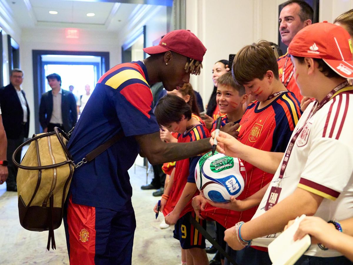 Nico Williams con bolso Loewe Amazona en su Atlanta