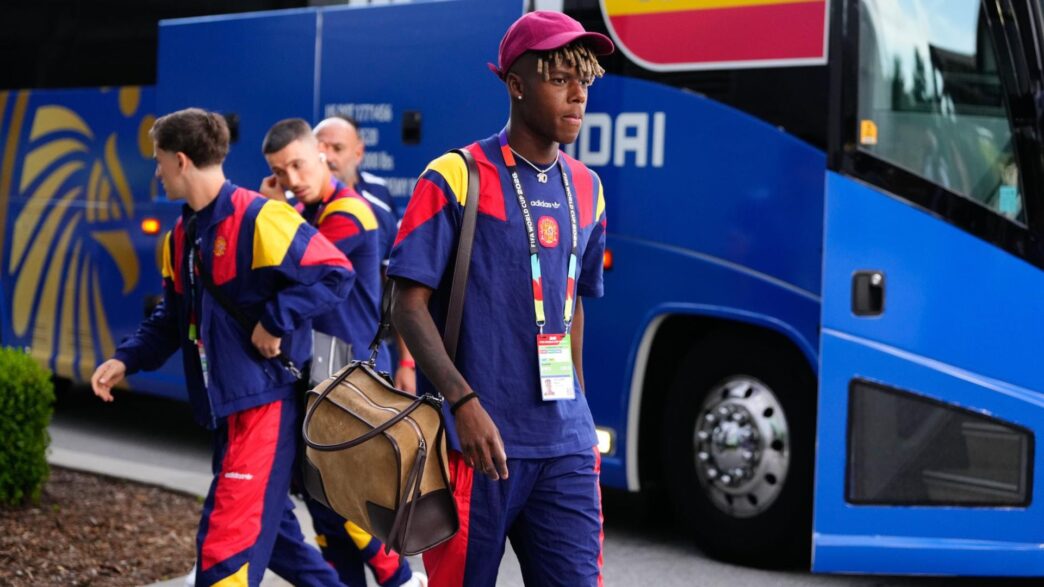 Nico Williams con bolso Loewe Atlanta 2026