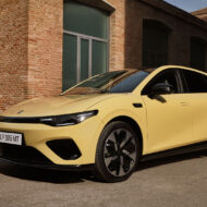 El Leapmotor B05 que se fabrica en Zaragoza cuesta menos de 20.000 euros y quiere rivalizar con Volkswagen LeapMotor B05 amarillo
