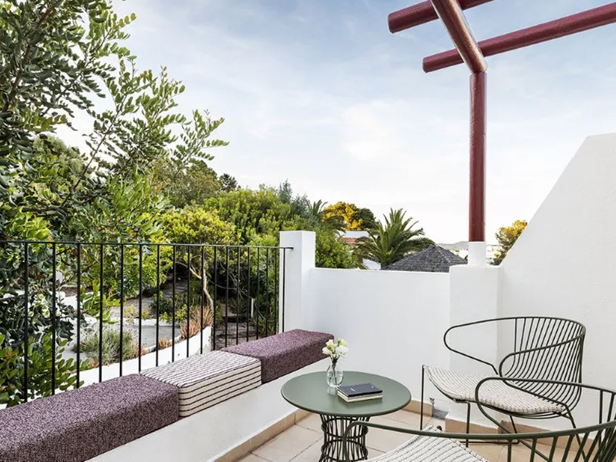 Terraza privada de una habitación de One Shot Buenavista en Ibiza rodeada de jardín