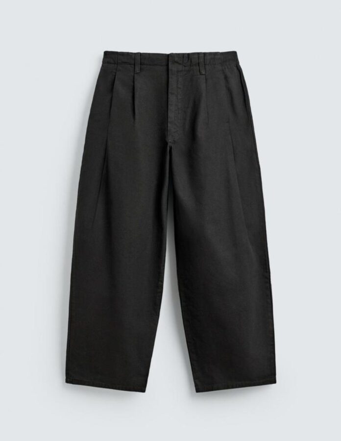 Pantalón con pinzas de Zara