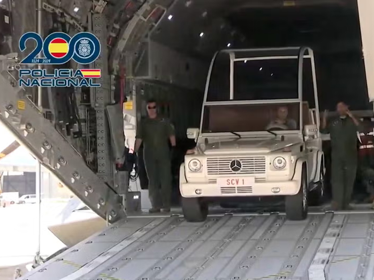 Papa móvil siendo trasladado por la policía Nacional 2026