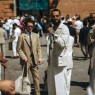 Pitti Uomo 110: así es la feria a la que acuden los hombres más elegantes del mundo y en la que se decide lo que vas a vestir la próxima temporada Dos hombres muy elegantes en Pitti Uomo junio 2026
