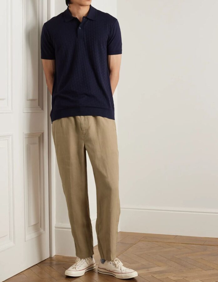 hombre vestido con Polo de punto con pantalón beige