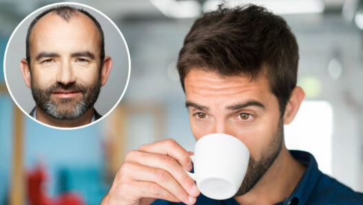 Rafael Santandreu y hombre tomando café en oficina