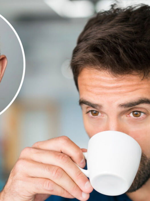 Rafael Santandreu y hombre tomando café en oficina