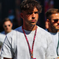 El impresionante garaje de Raúl Asencio: estos son sus 3 coches de lujo que superan los 600.000 euros Raúl Asencio en el paddock del Gran Premio de Fórmula 1 de Barcelona 2026