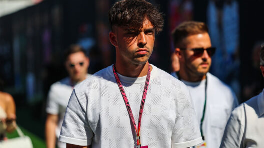 Raúl Asencio en el paddock del Gran Premio de Fórmula 1 de Barcelona 2026
