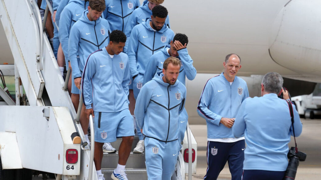 Selección inglesa bajando del avión vestidos con el chándal azul