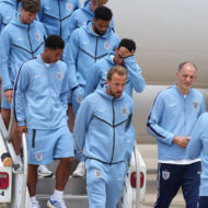 La selección inglesa de fútbol lo confirma: este es el color de moda del verano y cómo tienes que vestirlo Selección inglesa bajando del avión vestidos con el chándal azul