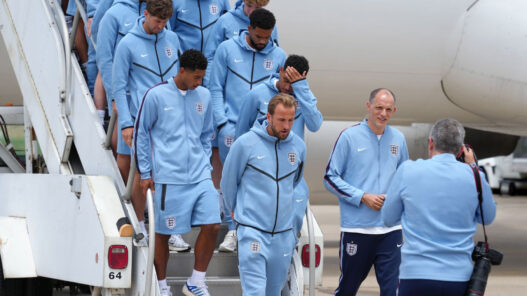Selección inglesa bajando del avión vestidos con el chándal azul