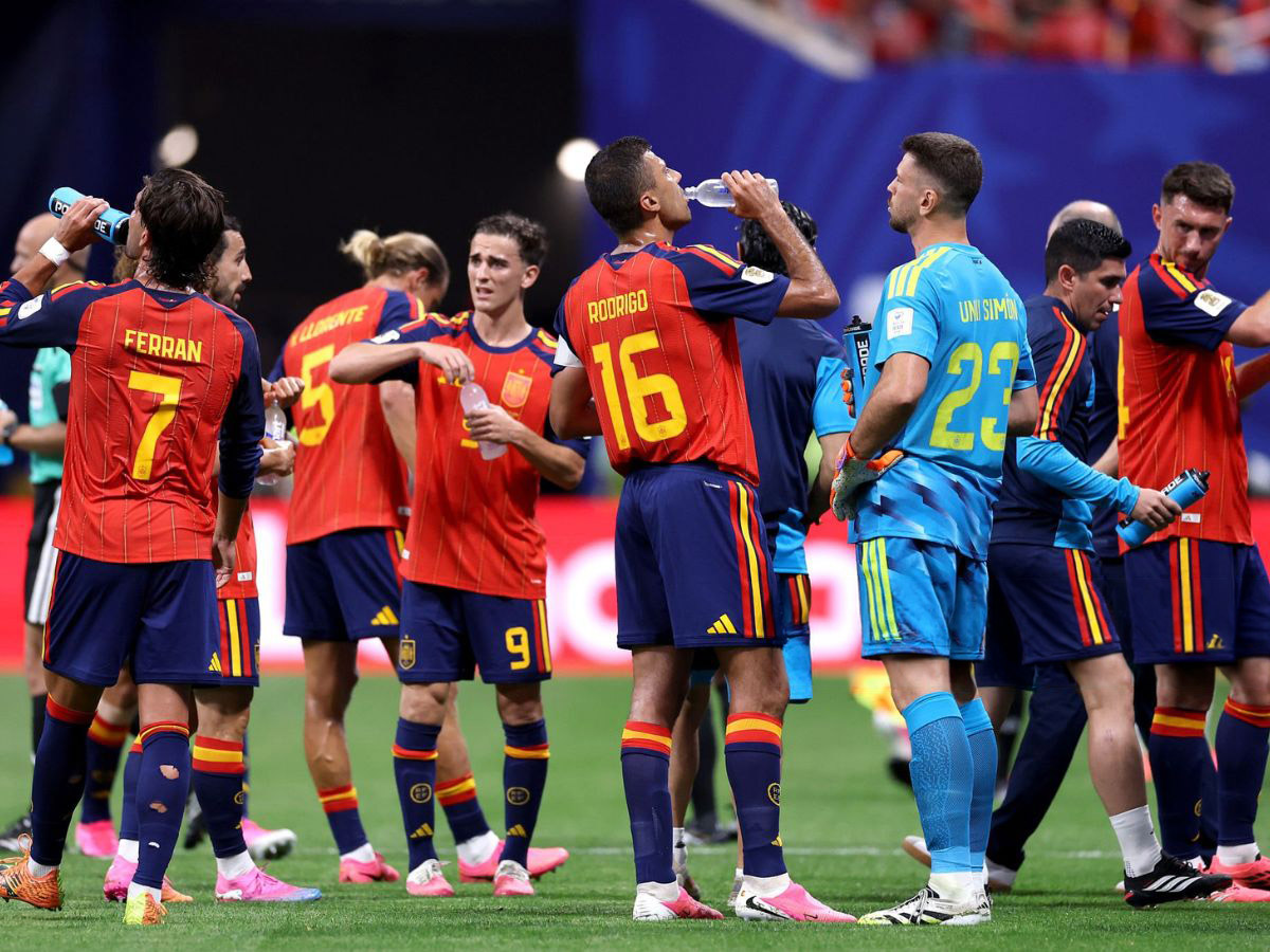 selección española durante una pausa de hidratación en el Mundial 2026