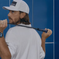 TAG Heuer y TaylorMade firman el reloj conectado que sabe exactamente por qué fallas en el green Golfista con el reloj TAG Heuer Connected x TaylorMade Edition en la muñeca y un putter Spider ZT al hombro