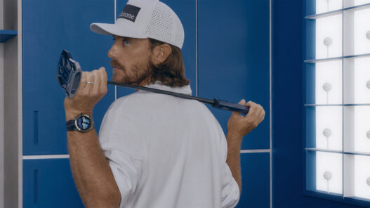 Golfista con el reloj TAG Heuer Connected x TaylorMade Edition en la muñeca y un putter Spider ZT al hombro