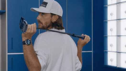 Golfista con el reloj TAG Heuer Connected x TaylorMade Edition en la muñeca y un putter Spider ZT al hombro