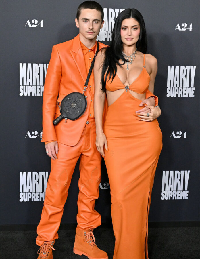 Timothée Chalamet con traje de cuero naranja y Kylie Jenner con vestido naranja a juego