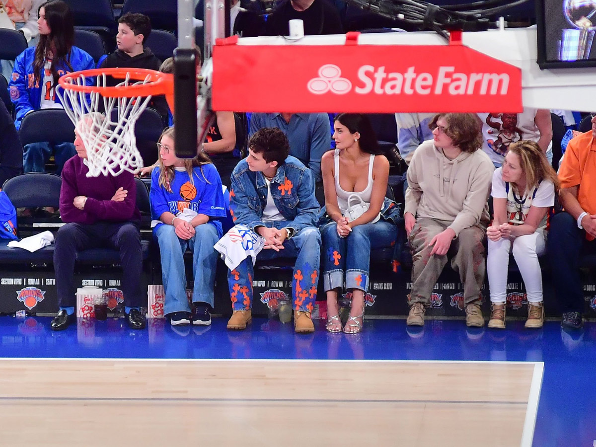 Timothée Chalamet y Kylie Jenner conjuntados con denim de Chrome Hearts en un partido de los Knicks