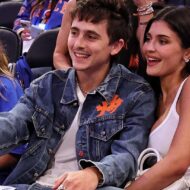 De los Beckham a Timothée Chalamet y Kylie Jenner: las parejas con los looks conjuntados más icónicos de la historia de la cultura pop Timothée Chalamet y Kylie Jenner, en el cuarto partido de las Finales de la NBA 2026 entre los San Antonio Spurs y los New York Knicks, 10 de junio de 2026.