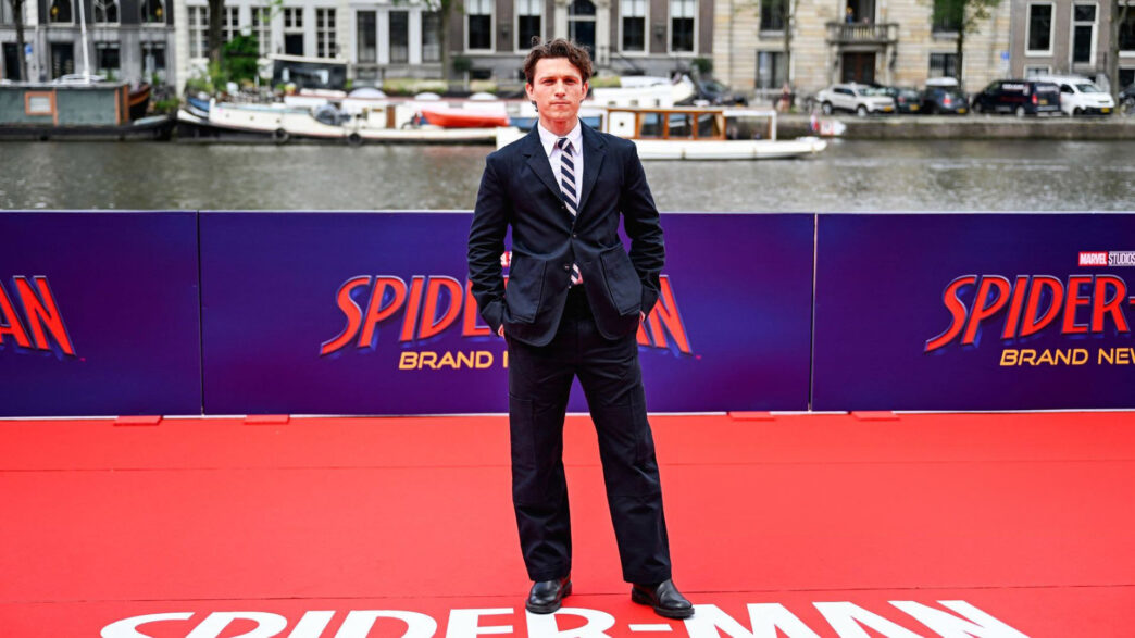 Tom Holland con traje Thom Browne en la premiere de Spider-Man: Brand New Day en Amsterdam
