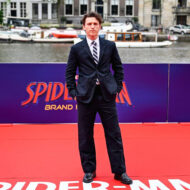 El traje de Thom Browne con el que Tom Holland ha conquistado Amsterdam Tom Holland con traje Thom Browne en la premiere de Spider-Man: Brand New Day en Amsterdam