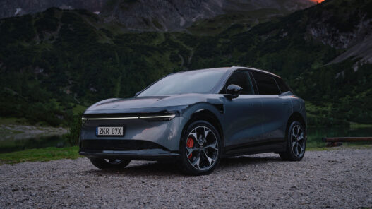 coche Zeekr 7X color oscuro
