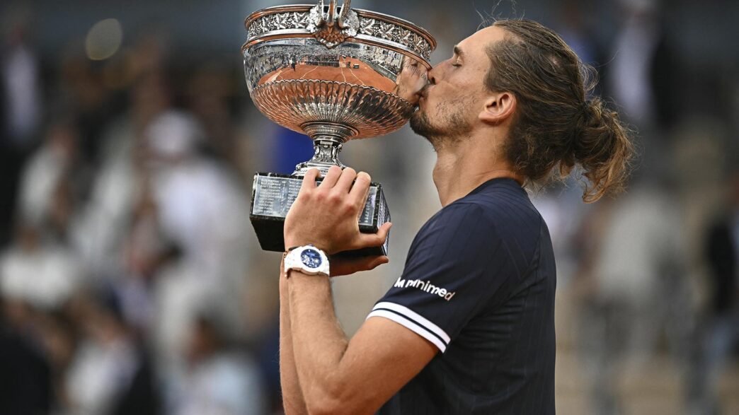 Zverev besando su trofeo tras ganar el Grand Slam junio 2026