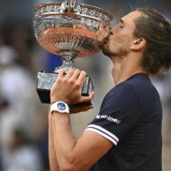 Este es el reloj blanco con el que Zverev celebró su primer Grand Slam: cuesta más de 30.000 euros y solo hay 101 unidades para todo el mundo Zverev besando su trofeo tras ganar el Grand Slam junio 2026