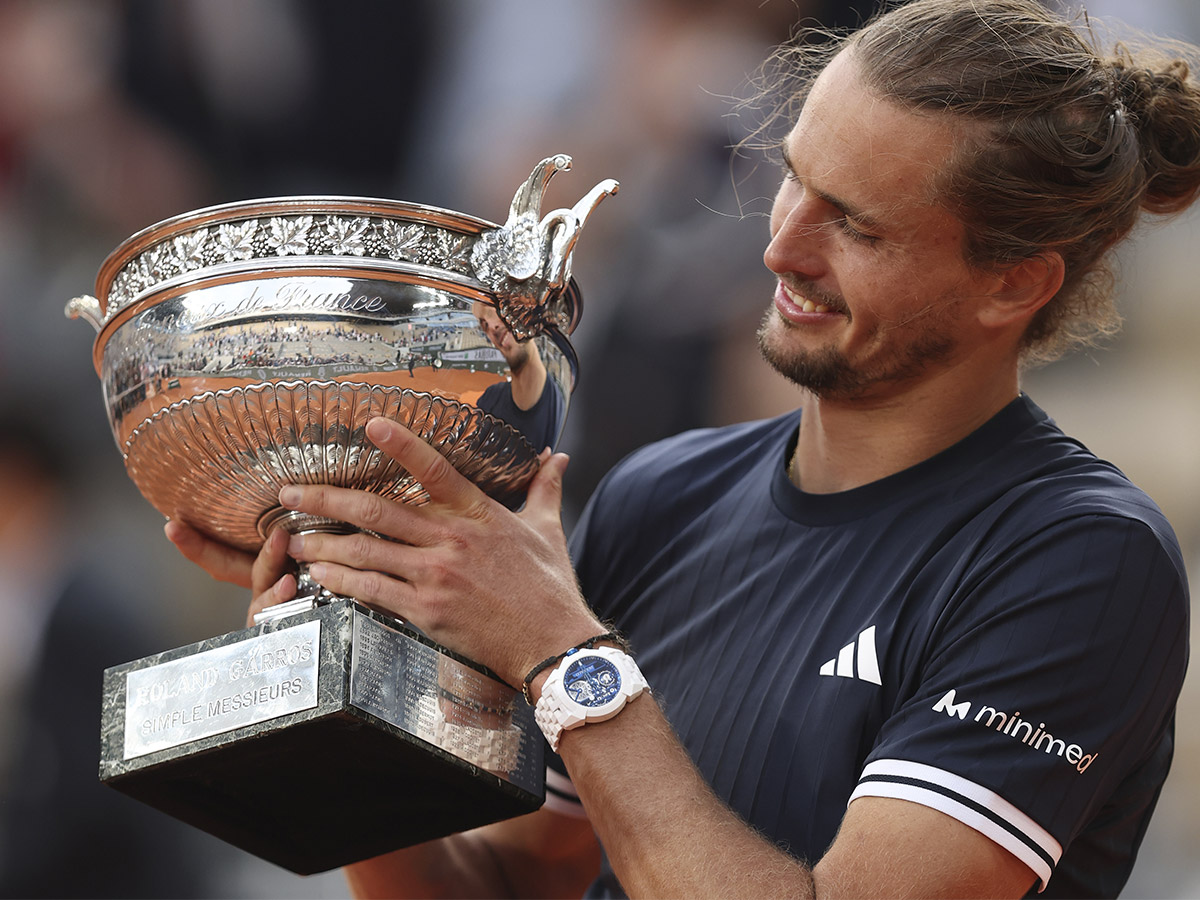 Alexander Zverev observa el trofeo de Roland Garros con el reloj Jacob & Co. Epic X Ceramic blanco y azul