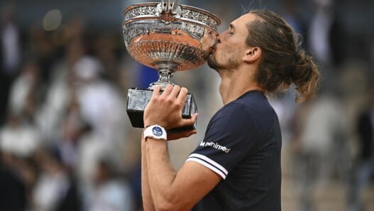 Zverev besando su trofeo tras ganar el Grand Slam junio 2026