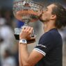 Zverev besando su trofeo tras ganar el Grand Slam junio 2026