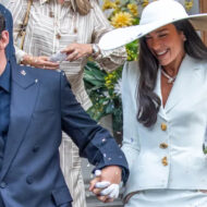 Callum Turner elige un elegante traje azul de la firma Ferragamo para darse el "sí quiero" con Dua Lipa Callum Turner y Dua Lipa recién casados