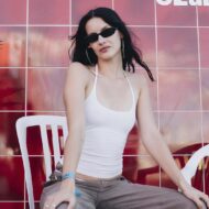 La "otra casita" VIP donde Milena Smit, Nuno Gallego, Maggie Civantos y más celebs han disfrutado del concierto de Bad Bunny en Madrid Milena Smit con top blanco y gafas de sol, sentada en sillas blancas en el stand Hennessy Clúb de los conciertos de Bad Bunny en Madrid