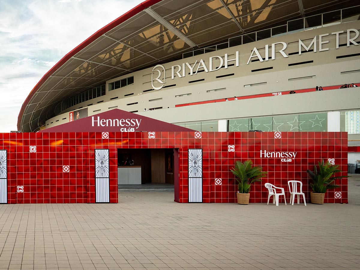 Exterior del stand Hennessy Clúb instalado a las puertas del Riyadh Air Metropolitano durante los conciertos de Bad Bunny en Madrid