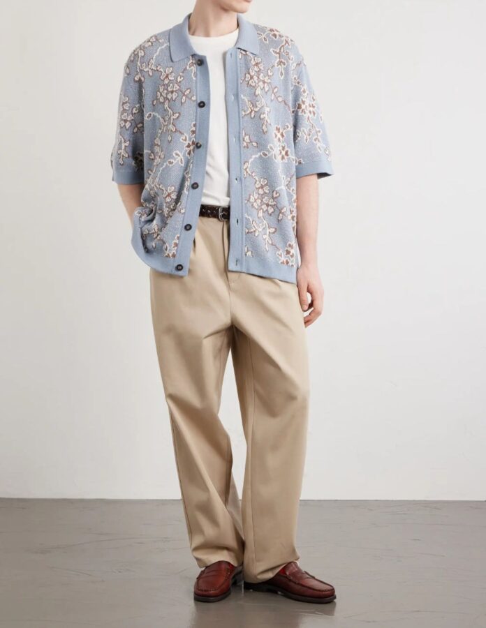 hombre vestido con Pantalón beige recto con Cardigan de punto y camiseta básica