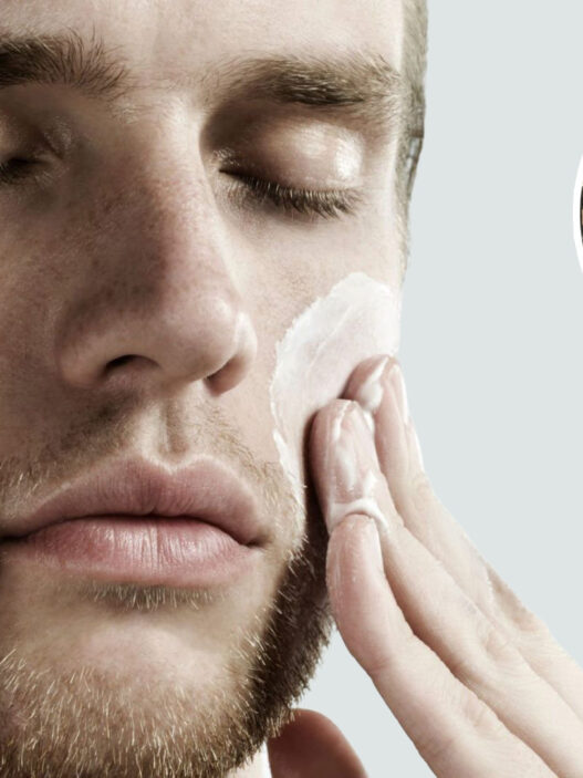 hombre poniéndose crema en la cara con médico en recuadro