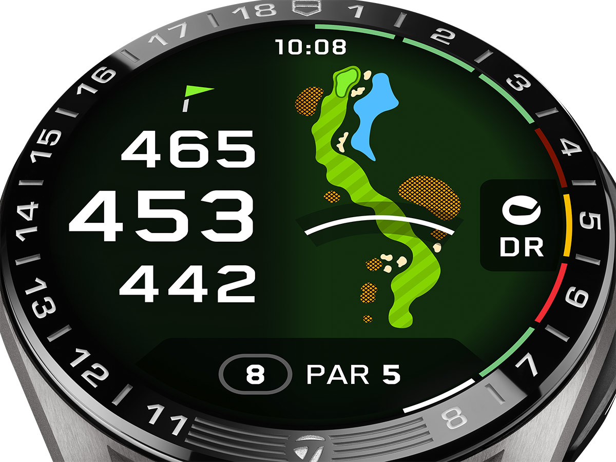 Pantalla del TAG Heuer Connected x TaylorMade Edition con el mapa del hoyo, las distancias al green y el bisel grabado con 18 hoyos
