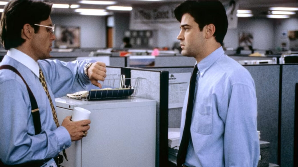 Gary Cole y Ron Livingston en una escena de la película de comedia de culto Trabajo basura (Office Space) de 1999