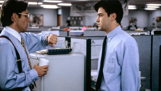 Gary Cole y Ron Livingston en una escena de la película de comedia de culto Trabajo basura (Office Space) de 1999