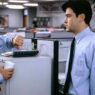 Gary Cole y Ron Livingston en una escena de la película de comedia de culto Trabajo basura (Office Space) de 1999