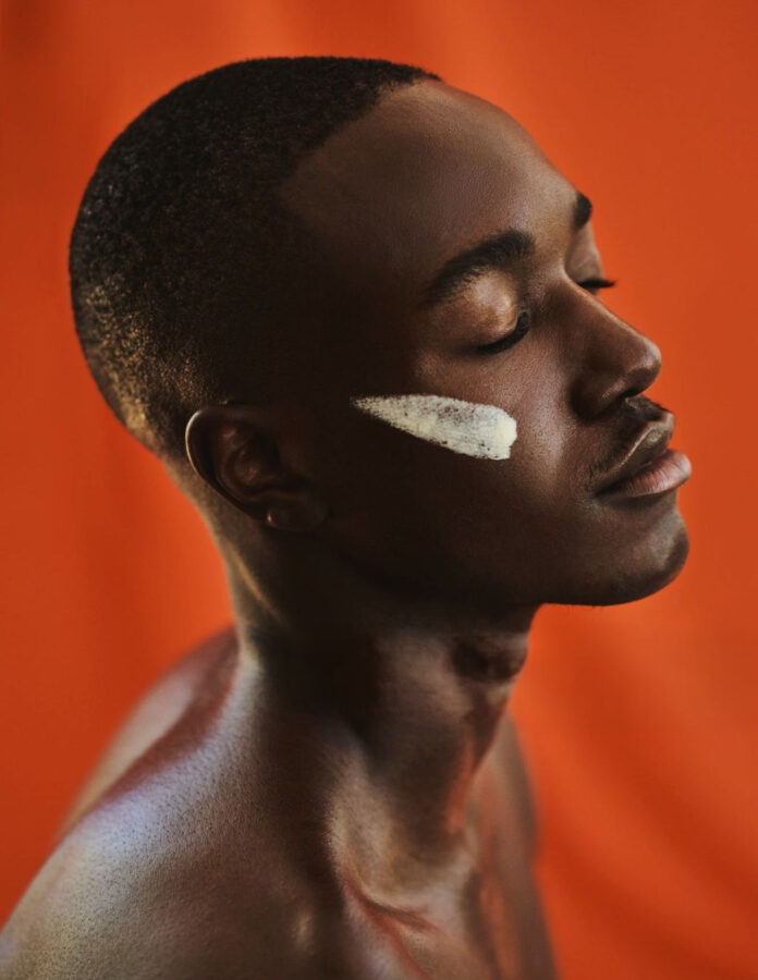 hombre africano con crema en el pómulo